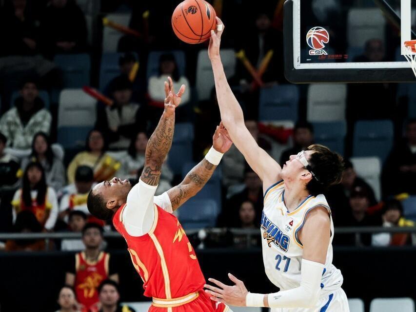 山东男篮客场挑战北京，内线外线均处劣势，猛踩油门才有希望爆冷