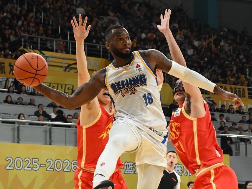 山东男篮客场挑战北京，内线外线均处劣势，猛踩油门才有希望爆冷