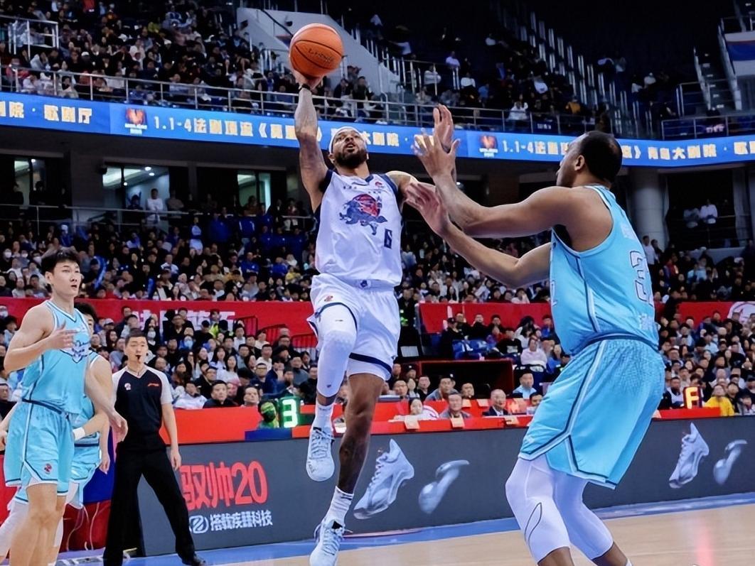 山东男篮客场挑战北京，内线外线均处劣势，猛踩油门才有希望爆冷