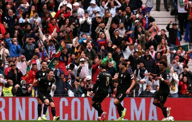 开云体育下载-没C罗 葡萄牙队是不是踢得更好？听B费咋回答！