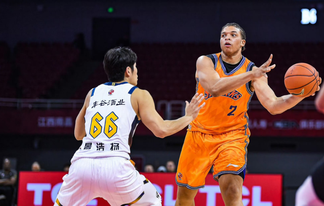开云-上海男篮VS深圳！卢伟冲击10连胜，张镇麟对位贺希宁，央视直播