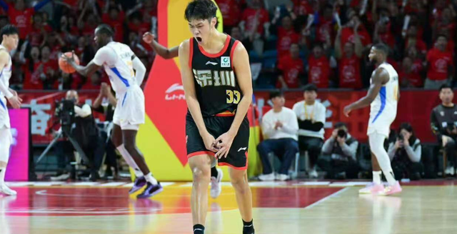 开云-上海男篮VS深圳！卢伟冲击10连胜，张镇麟对位贺希宁，央视直播