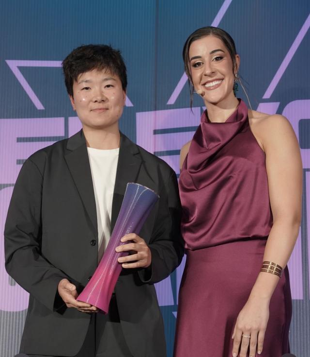 开云-表彰体育精神！西班牙媒体为何冰娇颁发纪念奖杯