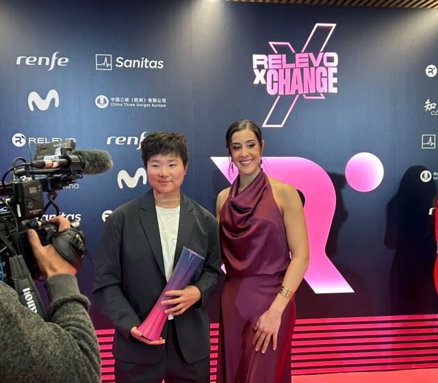 开云-表彰体育精神！西班牙媒体为何冰娇颁发纪念奖杯