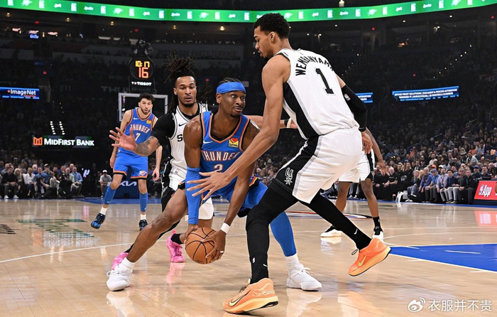 雷霆复仇马刺避免被四杀！亚历山大连续111场20+ 两次侵犯文班引争议|俄克拉荷马雷霆队|圣安东尼奥马刺队|谢伊·吉尔杰斯-亚历山大|路易斯-威廉姆斯|篮板_新浪体育_新浪新闻