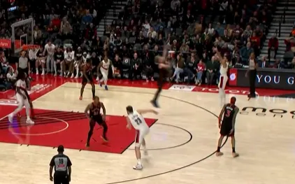 开云-卡马拉命中本场个人第4记三分，开拓者第三节追平比分