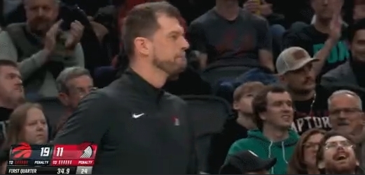 开云-首节给了5分20秒时间！杨瀚森被换下时与主教练斯普利特击掌！