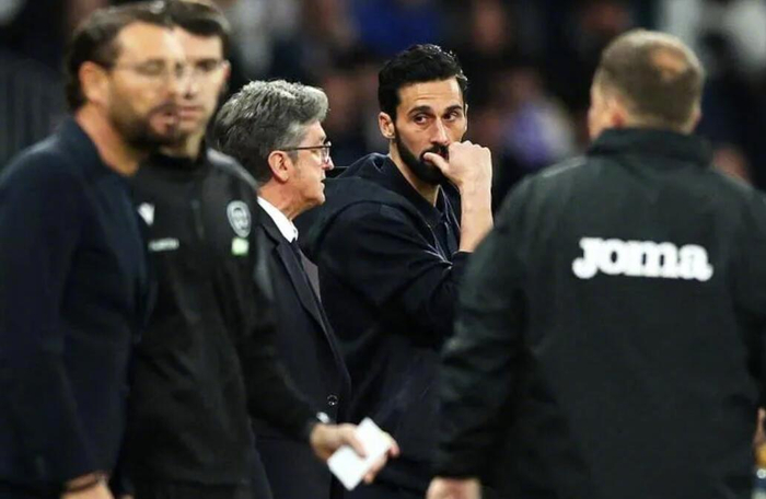 开云APP-皇马不敌赫塔费球迷高喊弗洛伦蒂诺下课阿韦洛亚帅位堪忧|队报|马德里|西甲|圣地亚哥-伯纳乌足球场|皇家马德里_新浪体育_新浪新闻