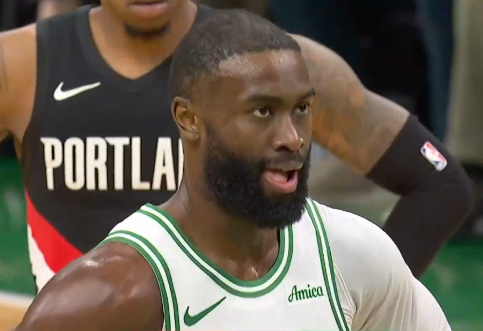 开云APP-凯尔特人掀翻开拓者！杨瀚森坐冷板凳：全明星新秀给吕佩尔递毛巾