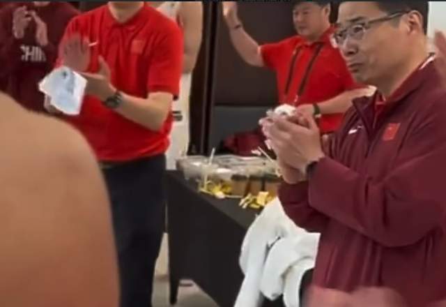 中国男篮更衣室曝光！逆转功臣透露内情，3人哭了，包括篮协主席