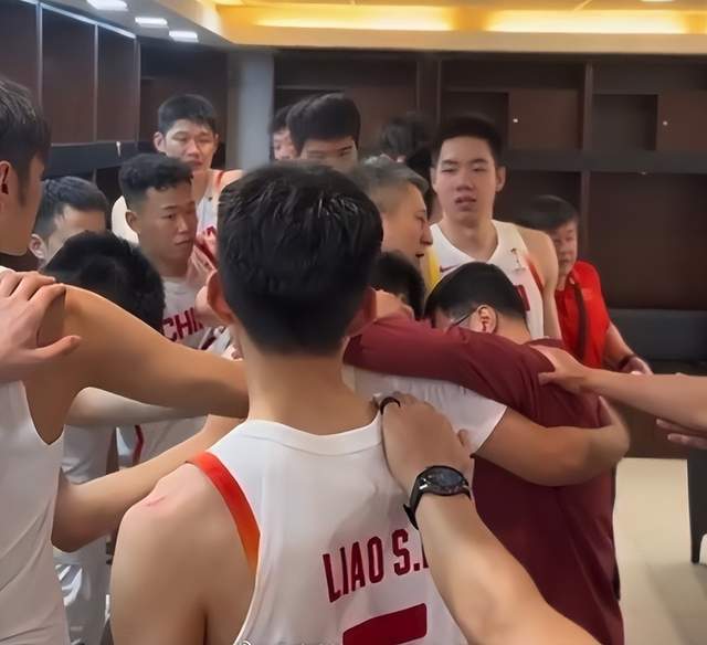 中国男篮更衣室曝光！逆转功臣透露内情，3人哭了，包括篮协主席