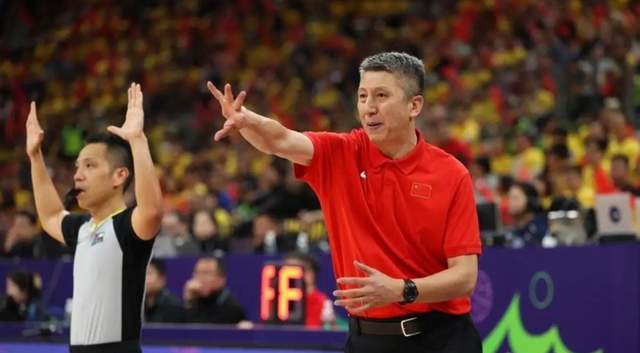 中国男篮更衣室曝光！逆转功臣透露内情，3人哭了，包括篮协主席